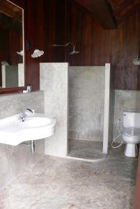 ein Bad mit einem Waschbecken und einem WC in der Unterkunft Ma Maison Khaoyai in Ban Sap Bon