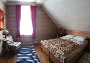 Ένα ή περισσότερα κρεβάτια σε δωμάτιο στο Hammertunet