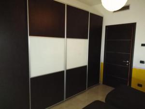 a room with black and white walls and a closet at Residence Taverna in Piacenza