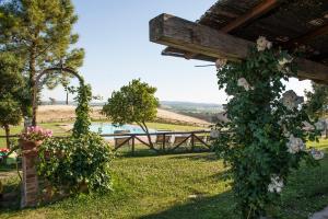 ogród z pergolą z kwiatami w obiekcie San Giovanni In Poggio w mieście Monteroni dʼArbia