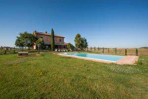 The swimming pool at or close to San Giovanni In Poggio