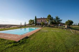 The swimming pool at or close to San Giovanni In Poggio