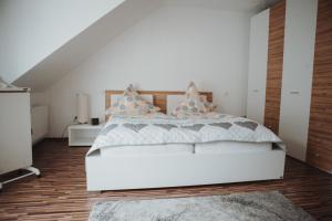 Giường trong phòng chung tại Moseltraum-Villa Kenn bei Trier