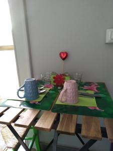 stół z dwoma kubkami i walentynkami w obiekcie C era Una Volta w mieście Napoli