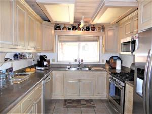 eine Küche mit weißen Schränken und einer Spüle in der Unterkunft Dream Getaway-Secluded Hot Spa-Walk to Village-Walk to Pineknot Trailhead-Plus King Bed! in Big Bear Lake