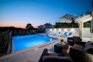 Bazén v ubytování Luxury Villa FUTURE nebo v jeho okolí