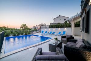 Bazén v ubytování Luxury Villa FUTURE nebo v jeho okolí