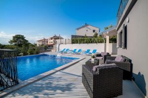Bazén v ubytování Luxury Villa FUTURE nebo v jeho okolí