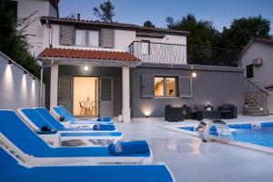 Bazén v ubytování Luxury Villa FUTURE nebo v jeho okolí