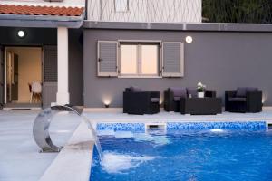 Bazén v ubytování Luxury Villa FUTURE nebo v jeho okolí