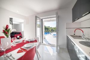 Kuchyň nebo kuchyňský kout v ubytování Luxury Villa FUTURE