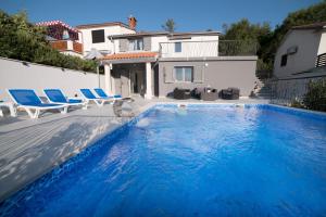 Bazén v ubytování Luxury Villa FUTURE nebo v jeho okolí