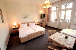 Кровать или кровати в номере Hotel SchwarzaBurg
