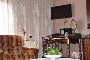 a living room with a desk and a chair at casa dei limoni in Massa Lubrense