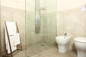 La salle de bains est pourvue d'une douche, de toilettes et d'un lavabo. dans l'établissement Albergo Maccotta, à Trapani