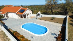 uma vista superior de uma piscina em frente a uma casa em Samodol em Drinovci