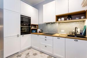 A kitchen or kitchenette at Saltwater Apartment