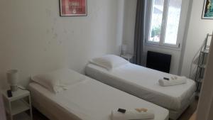 カンヌにあるClémenceau Plagesの窓付きの小さな部屋のベッド2台