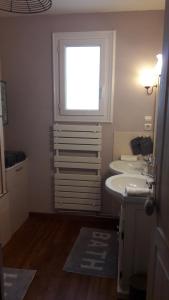 ein Badezimmer mit zwei Waschbecken und einem Fenster in der Unterkunft chambre d'hôte - La ruche des Bleuets in Mulsanne + 12 Fotos
