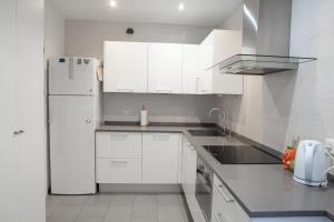 A kitchen or kitchenette at Apartamentos Duque Martinez Izquierdo.