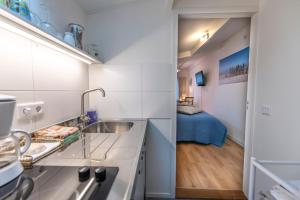 Kuchyň nebo kuchyňský kout v ubytování Studio Ana- Hata (vanuit het Hart ❤) + 2 fotografie