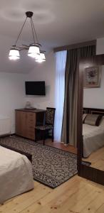 モルシンにあるVillaMariaのベッドルーム(ベッド1台、デスク、テレビ付)