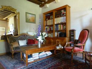 ein Wohnzimmer mit einem Sofa und einem Tisch in der Unterkunft La Maison du Closier in Blois