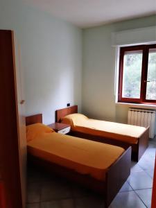 Cette chambre comprend 2 lits et une fenêtre. dans l'établissement Locanda Cuore di Mare - 2, à Vasto