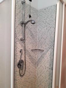 La salle de bains est pourvue d'une douche avec une porte en verre. dans l'établissement Locanda Cuore di Mare - 2, à Vasto