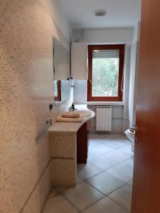 La salle de bains est pourvue d'un lavabo, d'un miroir et de toilettes. dans l'établissement Locanda Cuore di Mare - 2, à Vasto