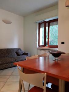 - un salon avec une table en bois et un canapé dans l'établissement Locanda Cuore di Mare - 2, à Vasto