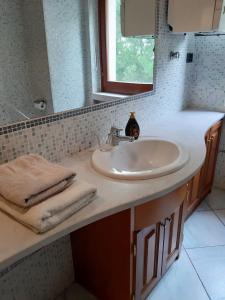 La salle de bains est pourvue d'un lavabo et d'un miroir. dans l'établissement Locanda Cuore di Mare - 2, à Vasto