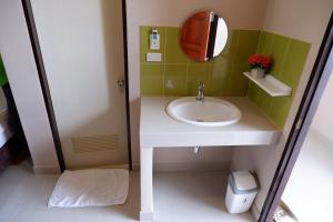 Ένα μπάνιο στο Kata Beachwalk Hotel and Bungalows +47 φωτογραφίες