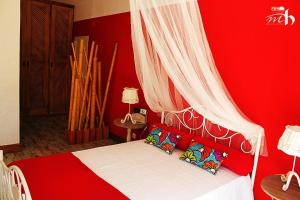 a red bedroom with a bed with a red wall at Monte do Mato dos Homens in Vidigueira