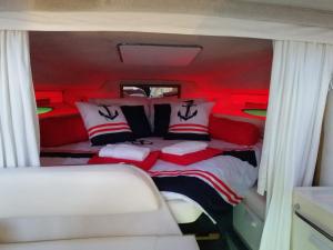 Uma cama ou camas num quarto em Sleepboat