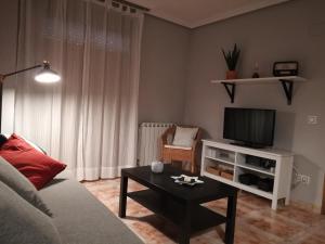 A television and/or entertainment centre at Apartamento La Muralla de Teruel
