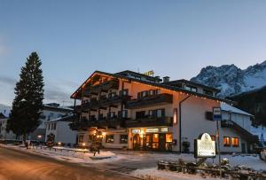 Nespecifikovaný výhled na hory nebo výhled na hory při pohledu z hotelu