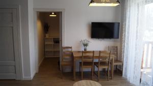 Televízia a/alebo spoločenská miestnosť v ubytovaní Szczawnica Apartament Kaja
