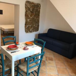 un salon avec une table et un canapé dans l'établissement Casa della Nonna, à San Giovanni Suergiu