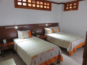 Giường trong phòng chung tại Hostal Macaw