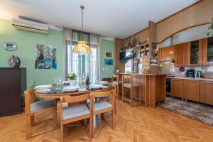 eine Küche und ein Esszimmer mit einem Tisch und Stühlen in der Unterkunft Apartments Babin in Zadar