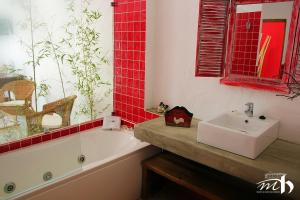 y baño con bañera, lavabo y azulejos rojos. en Monte do Mato dos Homens, en Vidigueira