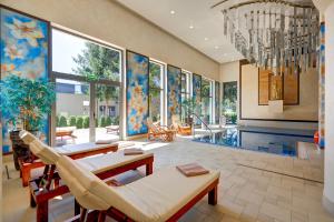Bazén v ubytovaní Hotel Afrodyta Business & Spa alebo v jeho blízkosti