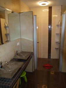 ein Badezimmer mit zwei Waschbecken und einer Dusche in der Unterkunft Ferienhaus "Kräuterhexe" mit Wasserbett 200x200cm in Wernigerode