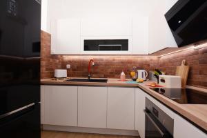 Kuchyňa alebo kuchynka v ubytovaní XY Suites - Design Apartments