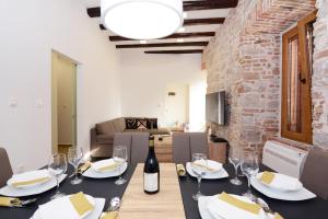 Posedenie v ubytovaní XY Suites - Design Apartments