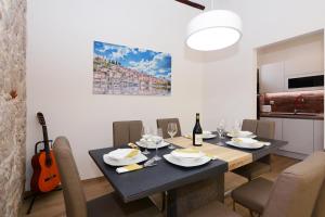 Posedenie v ubytovaní XY Suites - Design Apartments
