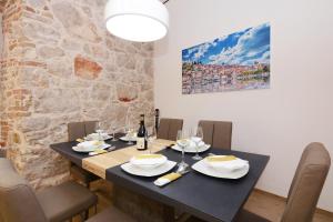 Posedenie v ubytovaní XY Suites - Design Apartments