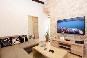 Televízia a/alebo spoločenská miestnosť v ubytovaní XY Suites - Design Apartments