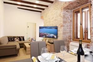 Televízia a/alebo spoločenská miestnosť v ubytovaní XY Suites - Design Apartments